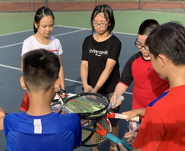Các bạn nhỏ tham gia tại khóa học tennis cho trẻ em