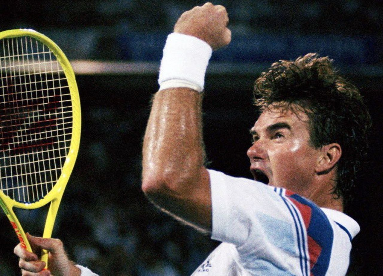 Giống như Pete Sampras, Jimmy Connors cũng là một cựu tay vợt gốc người Mỹ số 1 thế giới. 