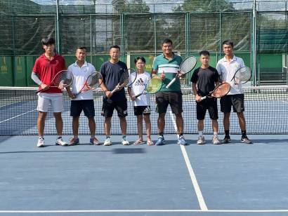 Lớp học Tennis cơ bản đông học viên