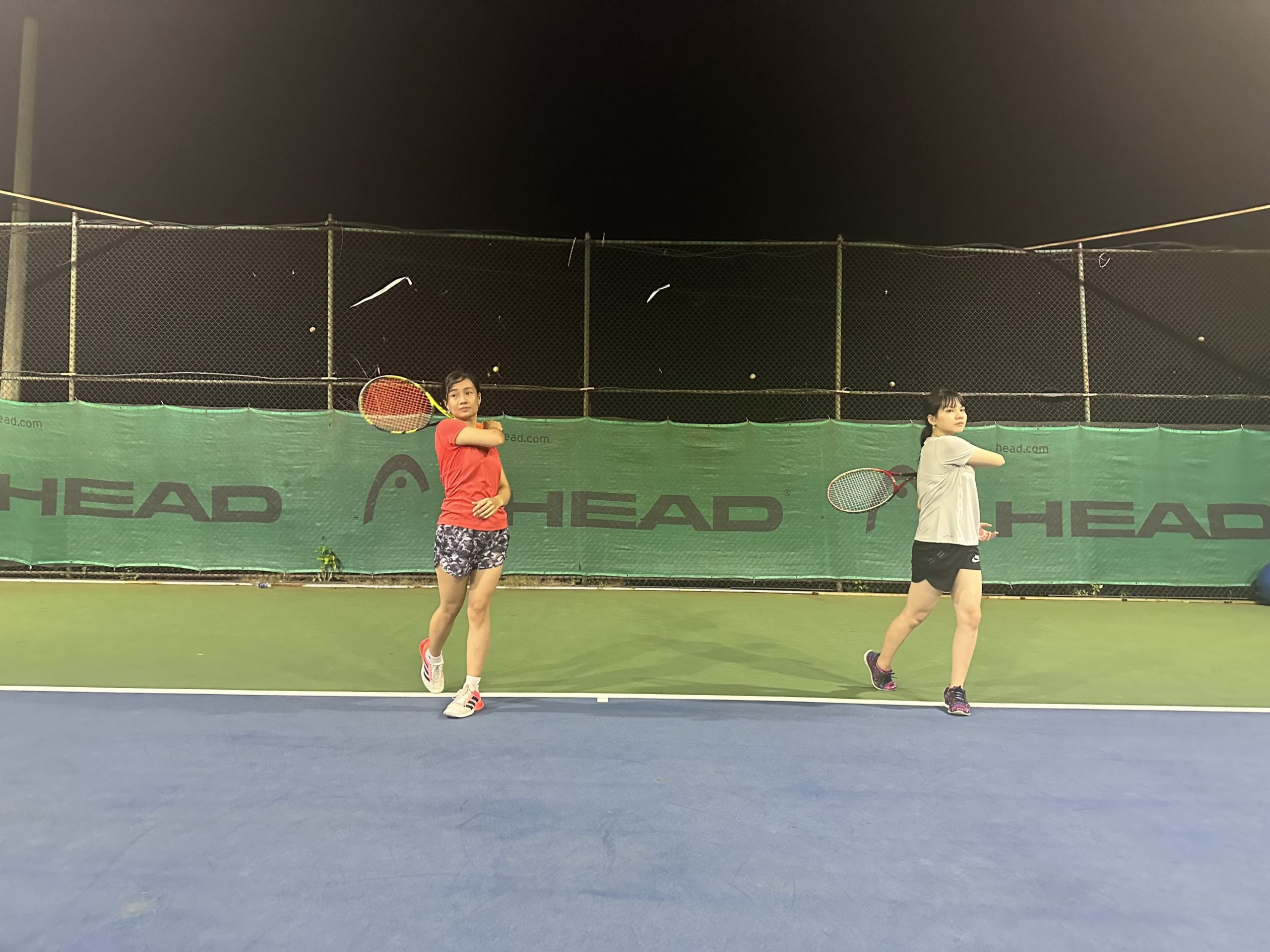 Học viên tại lớp học tennis của VNTA