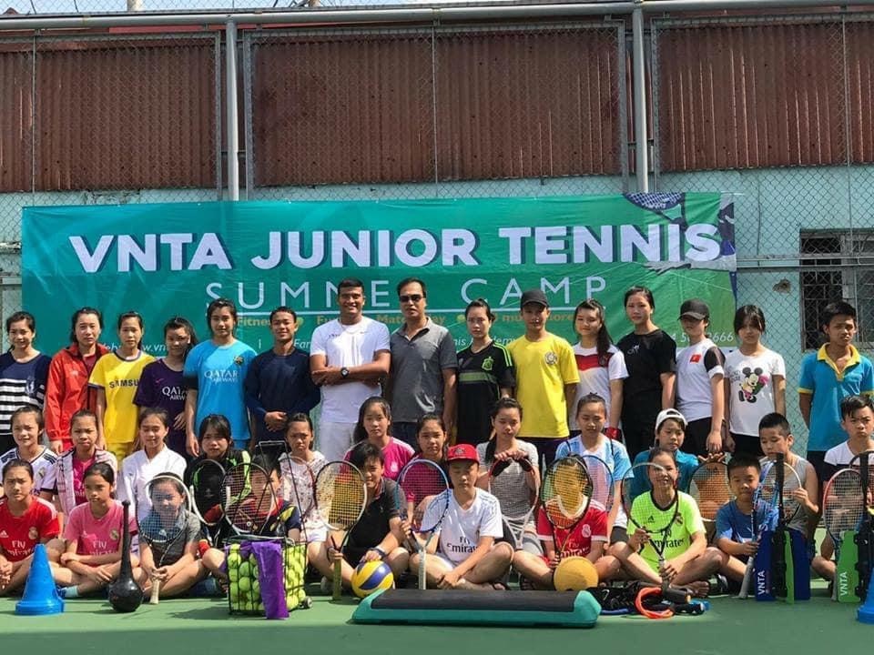 Khóa học tennis tại VNTA Academy