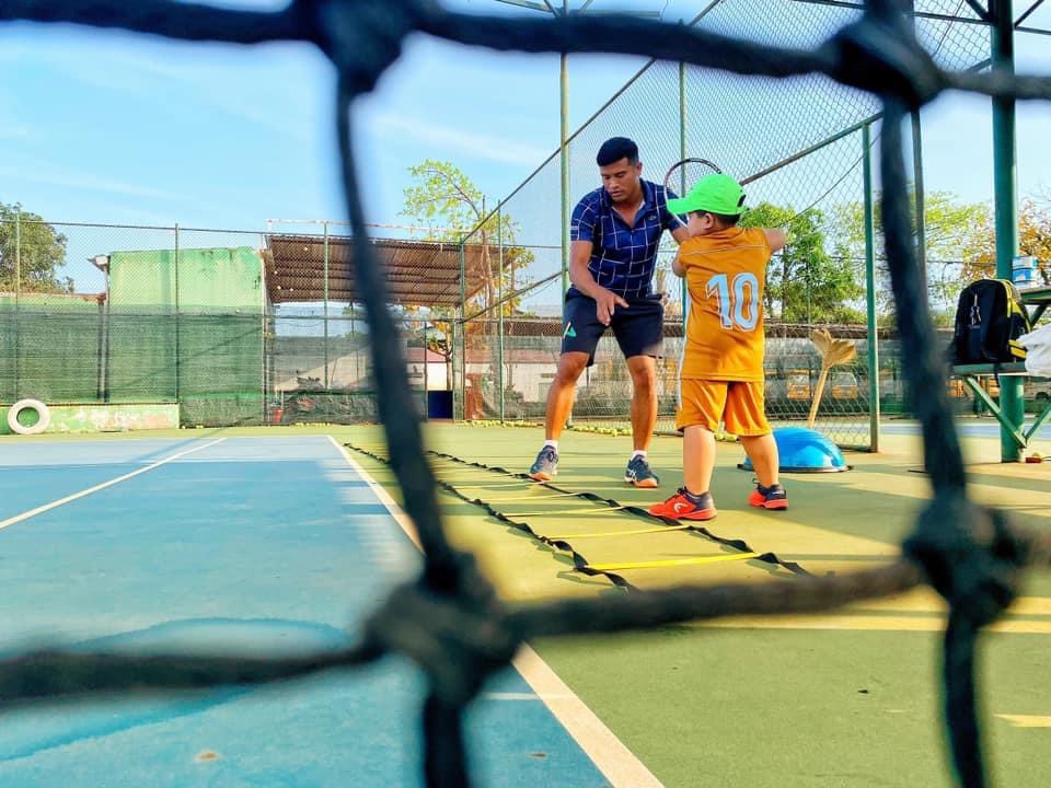 Lớp học tennis trẻ em tại VNTA Academy