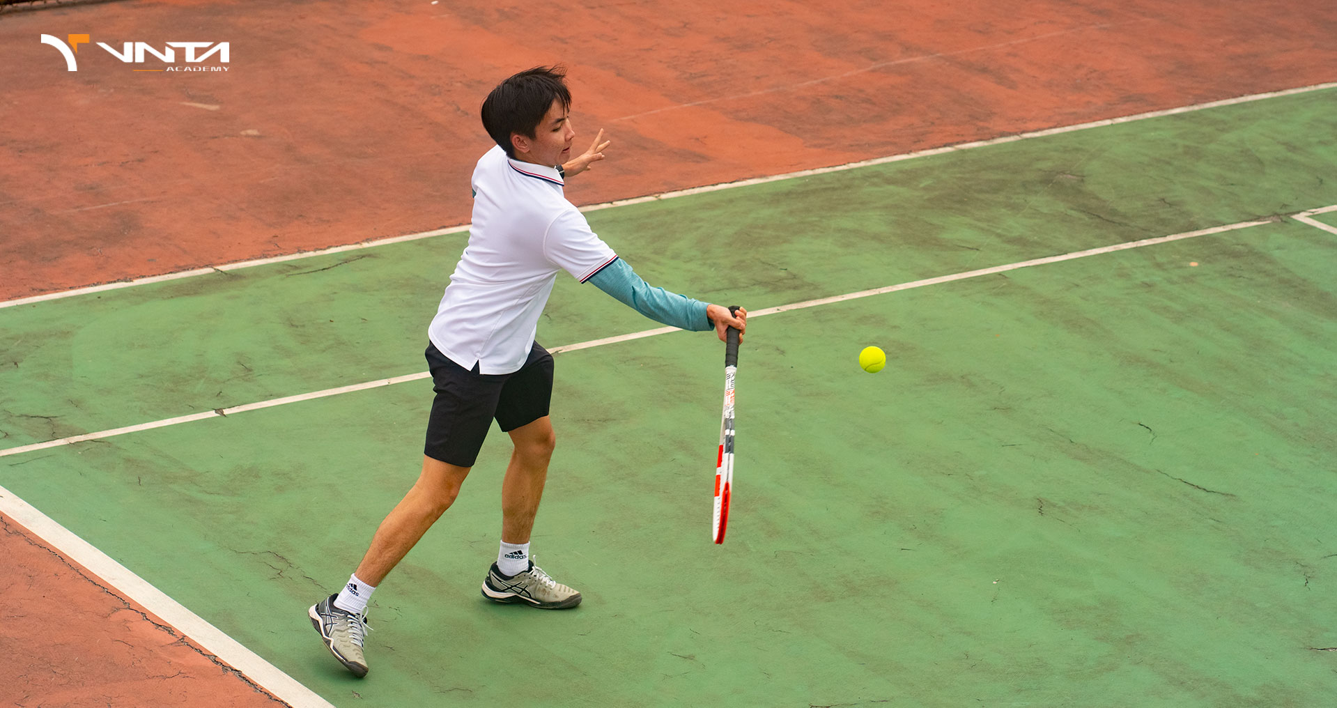 Hình ảnh mô tả học viên đang đánh Tennis nâng cao trên sân