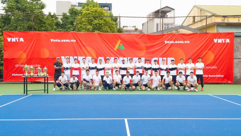 Hình cảnh các học viên cùng huấn luyện viên chụp chung tại giải đấu tennis VNTA Championship Hà Nội