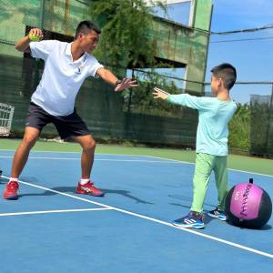 Hướng dẫn trẻ học Tennis với các công cụ bổ trợ