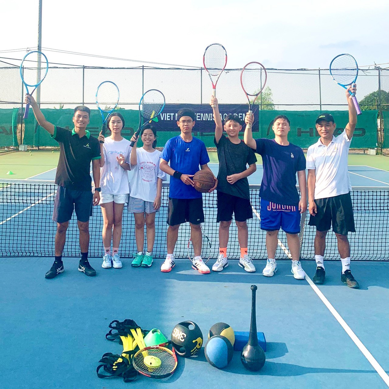 Lớp học Tennis đông học viên tại VNTA Academy