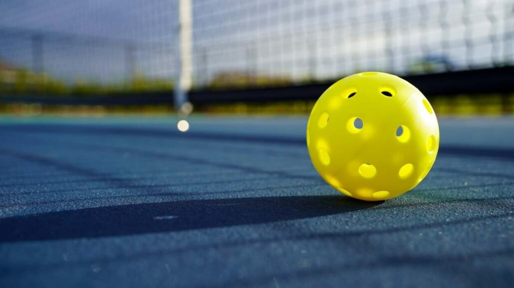 Bóng pickleball thường nhỏ và nhẹ hơn so với quả tennis