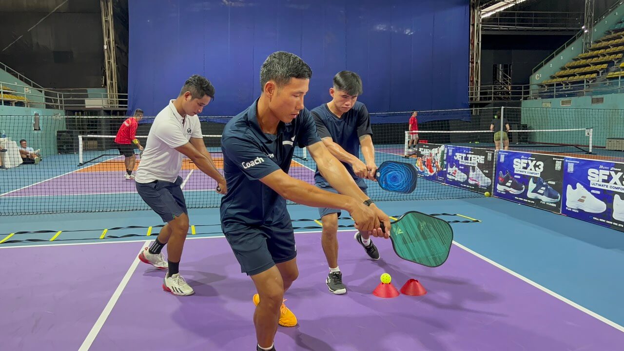 Cách chơi của Pickleball tương đối đơn giản, nó là sự kết hợp giữa bóng bàn, quần vợt và bóng rổ.