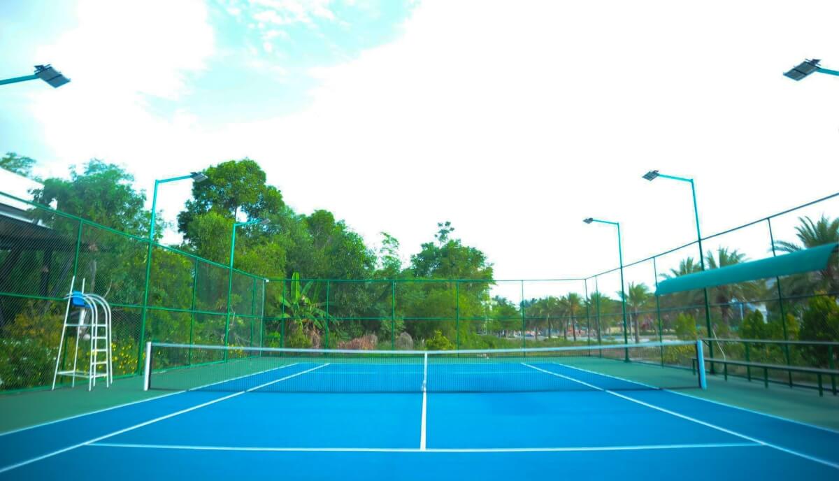 Hình ảnh thực tế của sân Tennis tại VNTA Academy Bình Định hiện đại, chất lượng cao