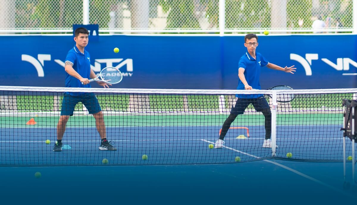 Trước khi bước lên sân tennis, điều cần thiết là bản thân phải làm quen với những đặc điểm độc đáo của bề mặt thi đấu và thiết bị sẵn có