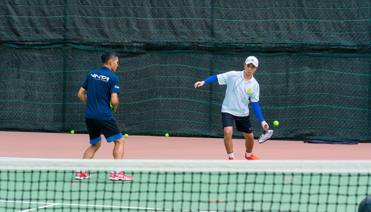 Trong Tennis đôi, chiến thuật phòng thủ hiệu quả là yếu tố then chốt trong việc ngăn cản việc giành điểm của đối thủ