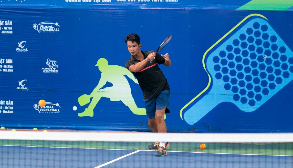 Tìm một sân pickleball bao gồm một số bước để đảm bảo trải nghiệm liền mạch và thú vị. 