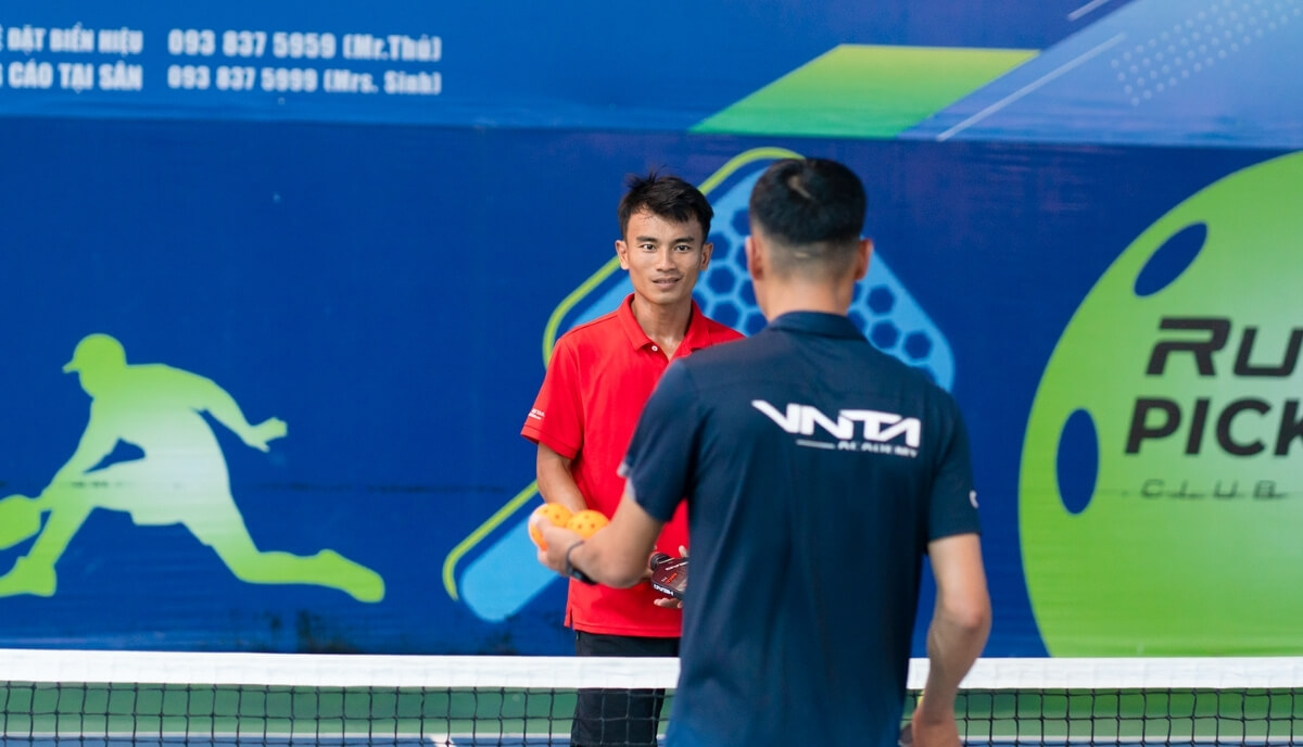 Đánh đơn trong môn pickleball bao gồm một người chơi ở mỗi bên sân, đòi hỏi khả năng di chuyển, sức bền