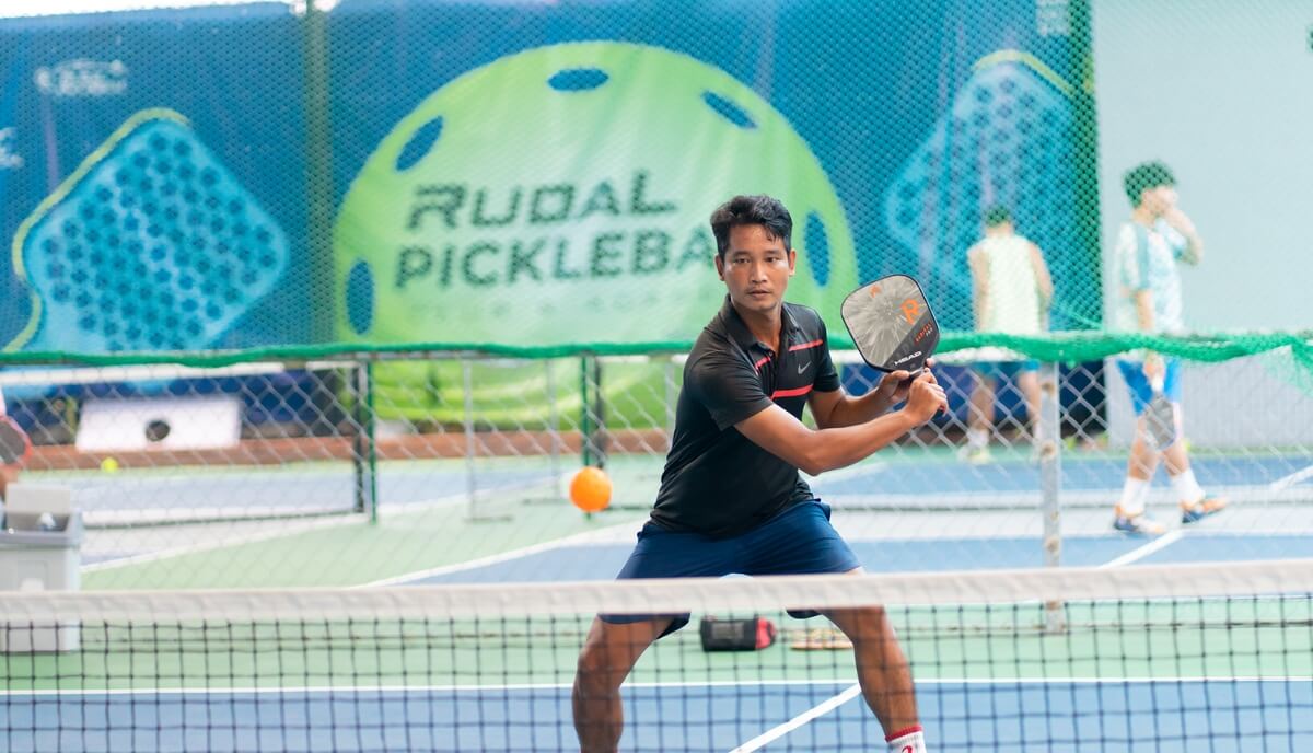 Trong pickleball, phản lưới và smash là hai kỹ năng tấn công vô cùng quan trọng