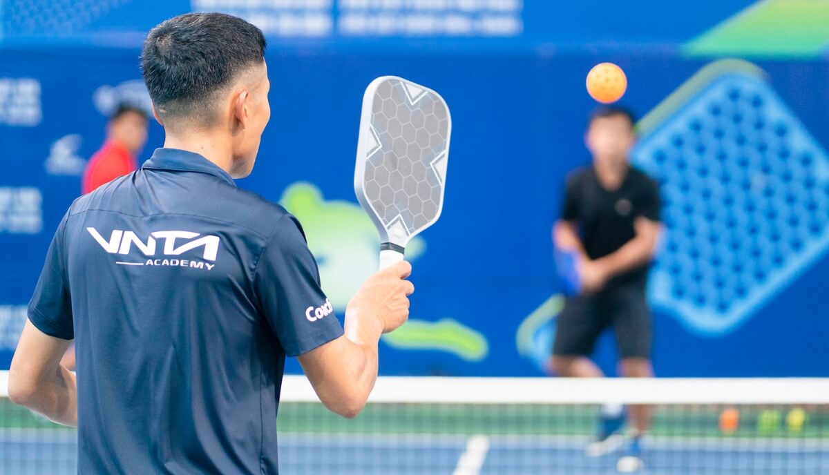 Trong chơi Pickleball đơn, đòi hỏi bạn phải có một đầu óc linh hoạt cùng cơ thể nhanh nhẹn