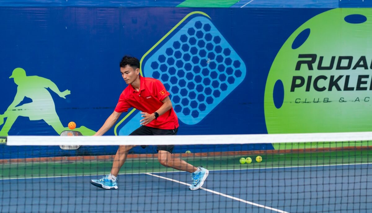 Trong Pickleball, bài tập giao và chuyền bóng nhằm mục đích hoàn thiện kỹ năng người chơi