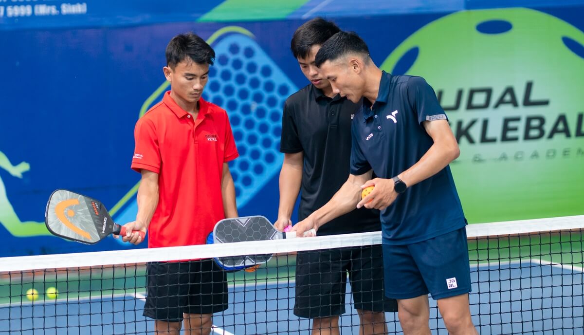 Nếu có cơ hội, hãy tham gia vào các lớp học pickleball hoặc tập luyện với một huấn luyện viên chuyên nghiệp tại Học Viện VNTA Academy