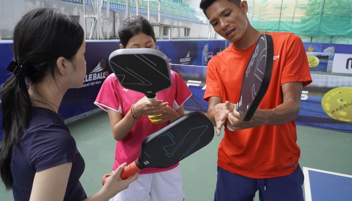 Việc lựa chọn vợt Pickleball dựa trên độ dày và tay cầm của vợt là điều cần thiết