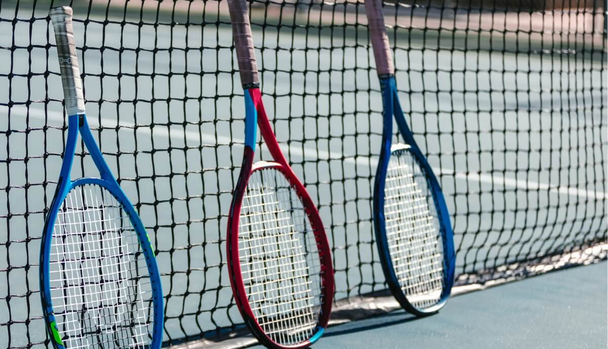 Người chơi nên tập trung vào độ căng của dây và chất liệu khi xem xét vợt tennis đã qua sử dụng.