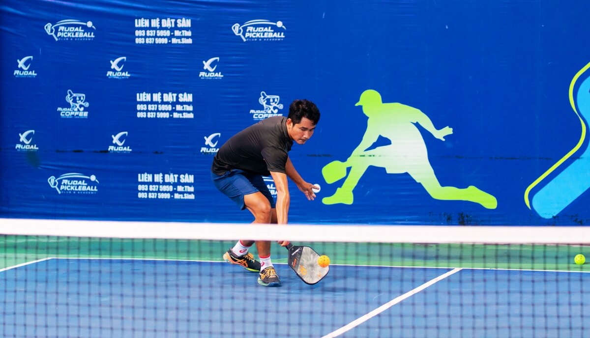 Những lỗi của người mới chơi Pickleball: Lỗi gạt bóng quá yếu