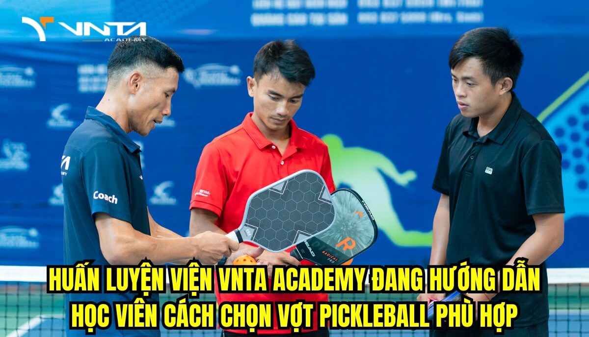 Huấn luyện viên tại VNTA Academy đang hướng dẫn học viên cách chọn vợt pickleball phù hợp để tránh đau tay