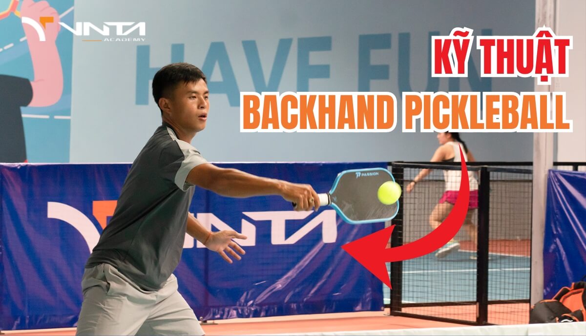 Kỹ thuật backhand là cú đánh được thực hiện ở phía tay trái của người chơi.