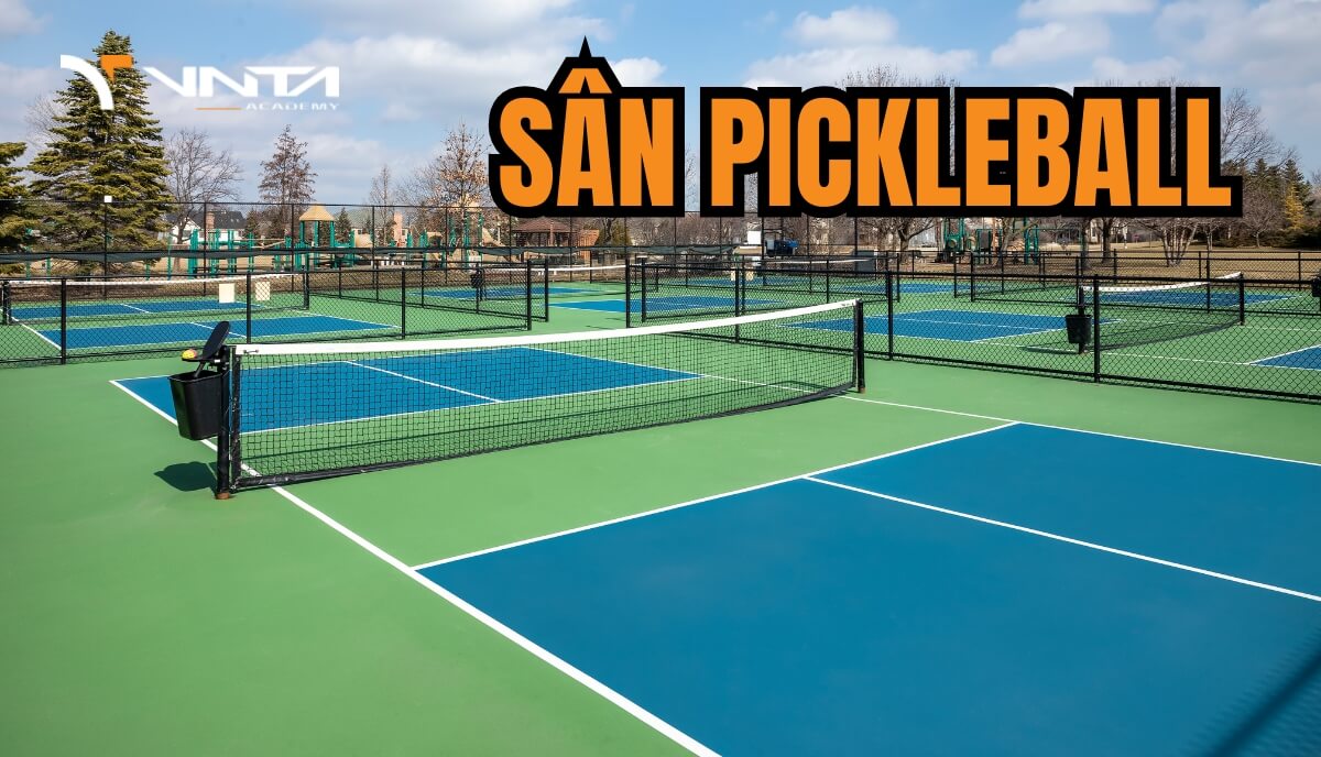 Ngược lại, pickleball được chơi trên sân có kích thước như sân cầu lông (13,5m x 6m), với lưới tương tự như Tennis nhưng thấp hơn một chút.