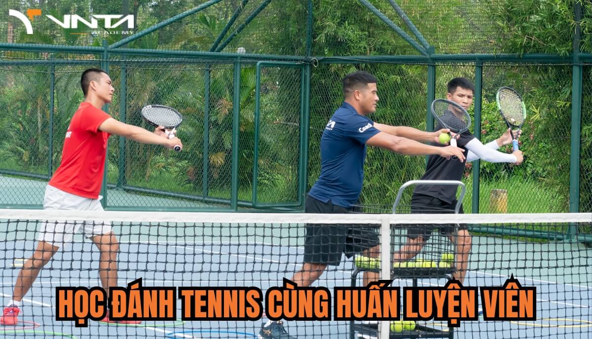 Đánh Tennis Bị Đau Cổ Tay: Không nên xoay cán vợt hoặc vặn cổ tay quá nhiều để tạo ra lực xoáy khi đánh bóng