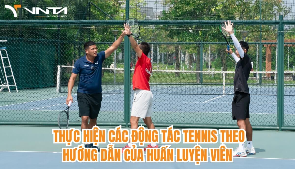 Thực hiện các động tác tennis theo hướng dẫn của huấn luyện viên giúp hạn chế chấn thương