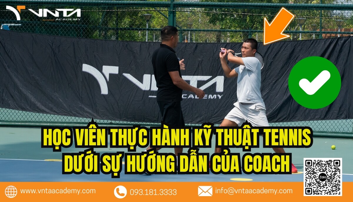 Học viên thực hành kỹ thuật Tennis sau khi học lý thuyết