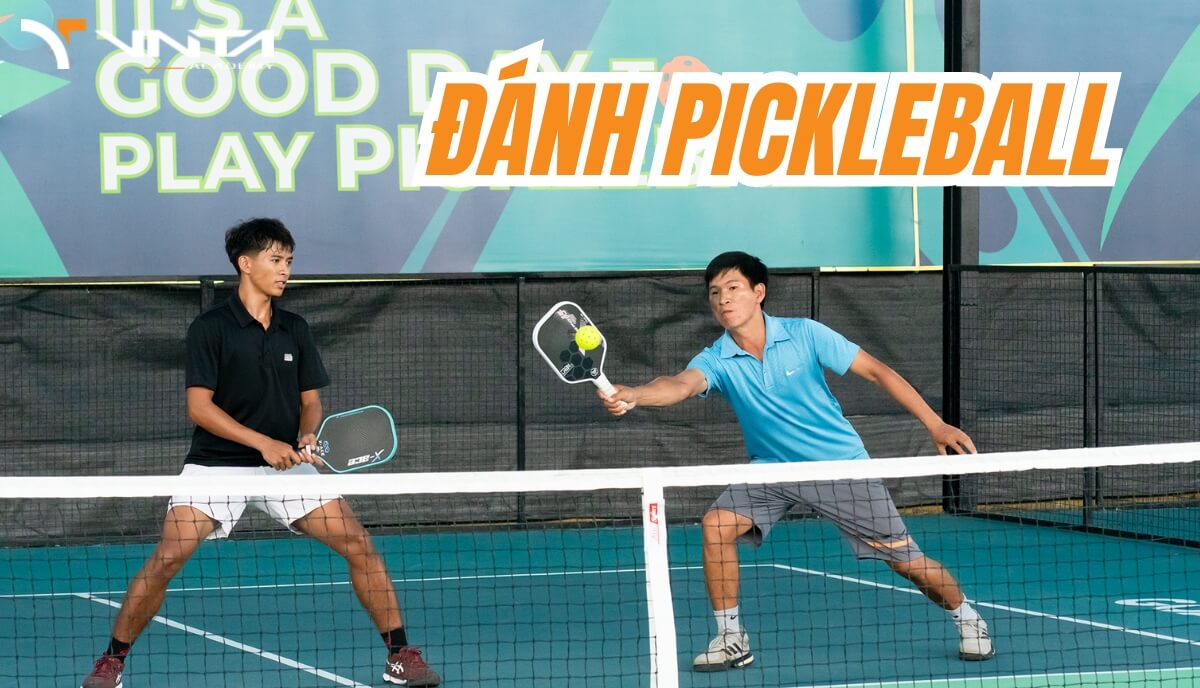 Pickleball là một môn thể thao kết hợp các yếu tố từ quần vợt, cầu lông và bóng bàn, sử dụng vợt tay và quả bóng nhựa có lỗ.