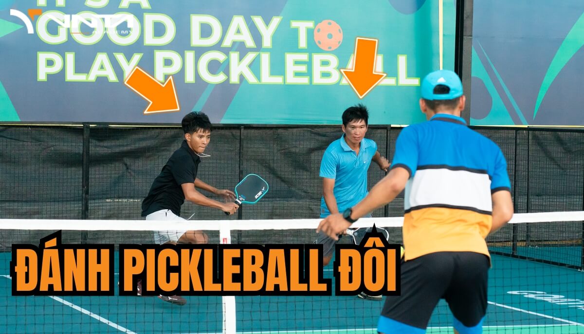 Sự Khác Nhau Giữa Pickleball Đơn Và Pickleball Đôi: Pickleball đôi: Mỗi bên sẽ có hai người chơi, với tổng số bốn người chơi trên sân