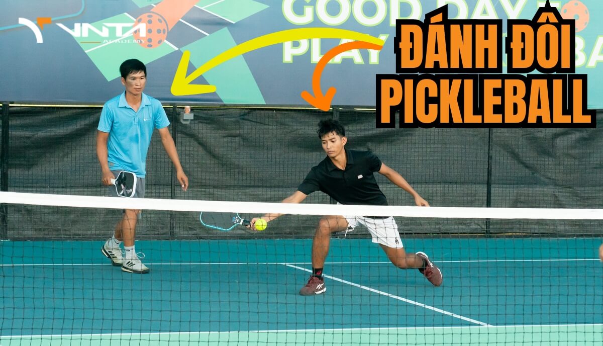 Trong trận đấu đôi Pickleball, việc giao tiếp thông qua các tín hiệu tay giữa các đồng đội đóng vai trò quan trọng