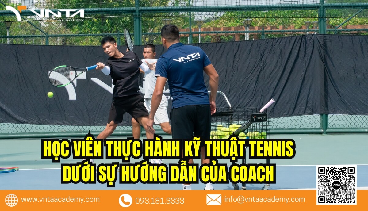 Học viên thực hành kỹ thuật Tennis sau khi học lý thuyết