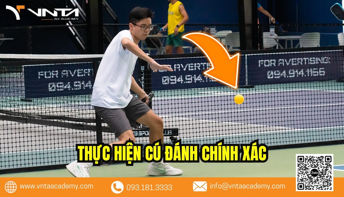 Khi đối mặt với cú lốp bóng, bạn có thể chọn thực hiện cú volley (đánh bóng trước khi chạm đất) hoặc cú overhead smash (đập bóng từ trên cao).