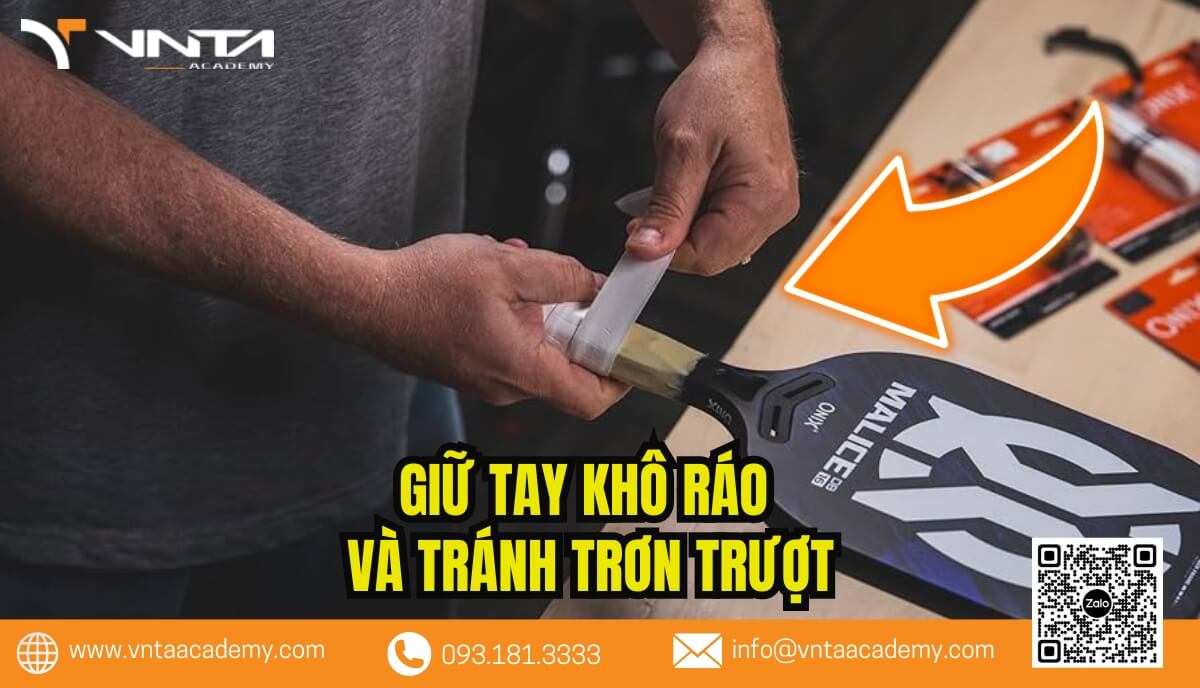 Lựa chọn quấn có khả năng hút ẩm hiệu quả, giữ tay khô ráo và tránh trơn trượt, đặc biệt trong điều kiện thời tiết nóng, ẩm.