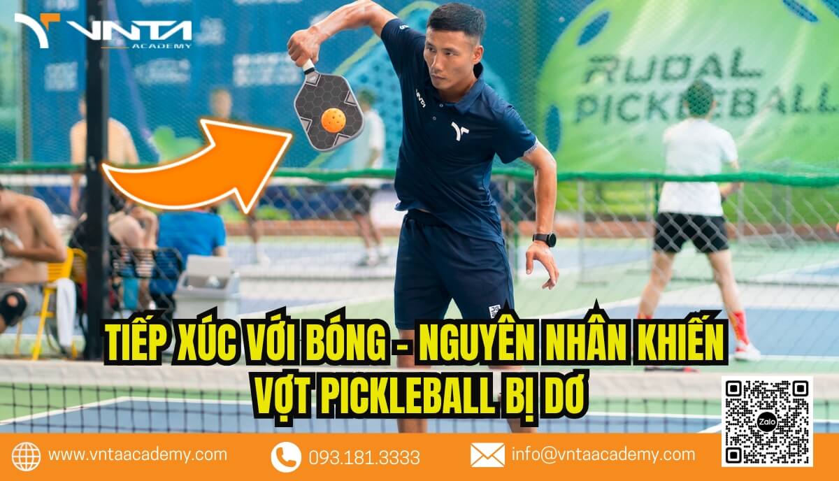 Tiếp xúc với bóng - Một trong những nguyên nhân khiến vợt Pickleball bị dơ