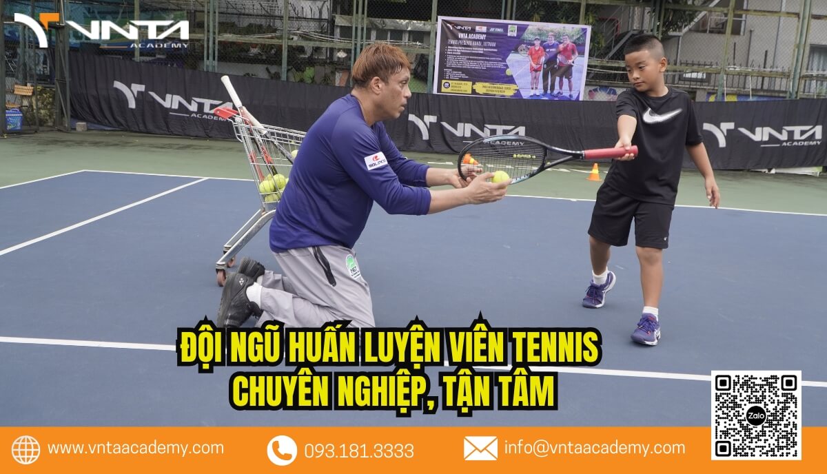 Một trong những yếu tố then chốt mang lại thành công cho chương trình đào tạo tennis quốc tế cho trẻ em tại VNTA Academy chính là đội ngũ huấn luyện viên chuyên nghiệp và tận tâm.