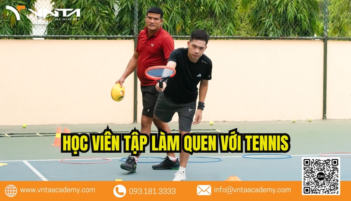 học viên tập làm QUen với tennis