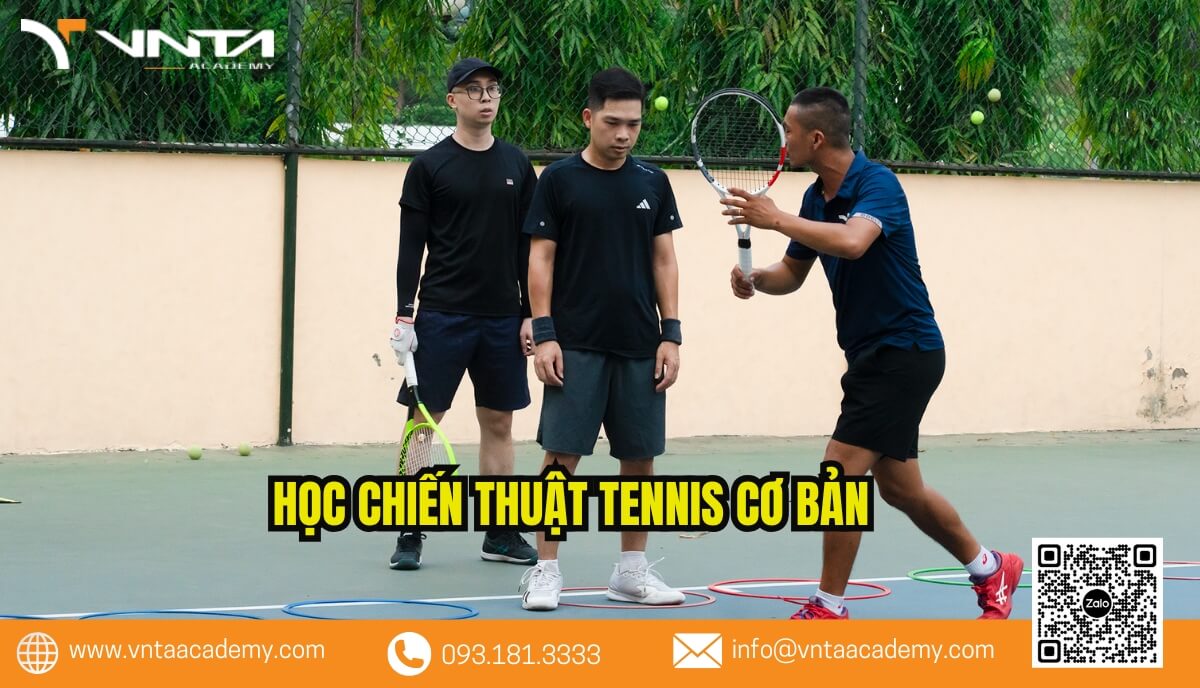 Bên cạnh thể lực và kỹ thuật, VNTA Academy còn giúp học viên làm quen với các chiến thuật cơ bản nhưng hiệu quả trong tennis.